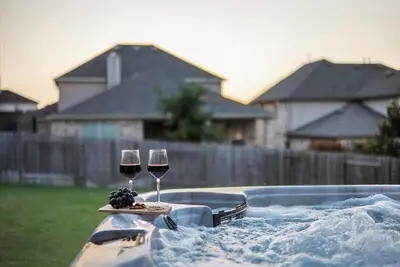 Image de Hot Tub Getaway - 5 Mins to Kalahari – Roomy, Relaxing, Ready for Longer Visits