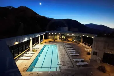 Image de Snowbird—The CliffClub—ski in\/out; 3br\/3b; sleeps 10\/jacuzzi on balcony! \n