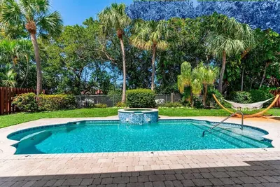 Image de Oasis | Pool | Backyard | Dog Friendly!