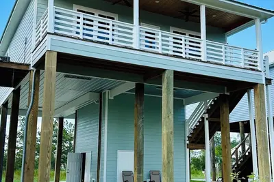 Image de “The Bay Stay”  3br - 2ba Canal Home with Boat Pier, Fish Off Dock, Cart to Town
