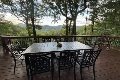 Serene Cabin - Sleeps 8, 3 Br, 3 Ba, Spectacular Views, family and pet friendly