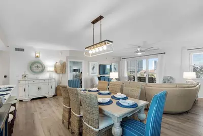 Image de Emerald Escape! Newly remodeled spacious 3-bedroom condo with oversized balcony!