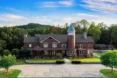 Image de Spacious 11 Bedroom 11 Full Bath house in the charming North Georgia Mountains!