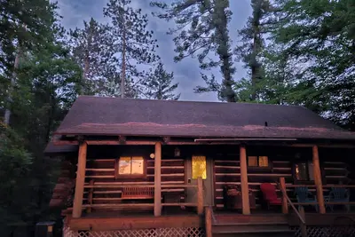 Image de Charming 4+ bedroom log cabin among beautiful tall pines on a small trout stream