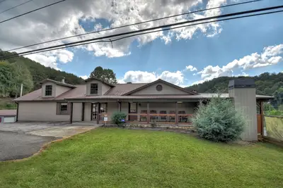 Image de Harper House | Outdoor Fireplace | Grill | Private Bathrooms