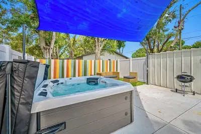 Image de Hot Tub | Ping Pong | Foosball | Mins to Beaches