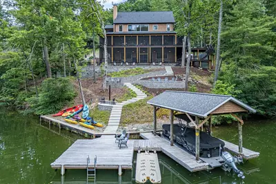 Image de Mountain Lakefront 4 bedroom house with wrap around screen porch, hot tub