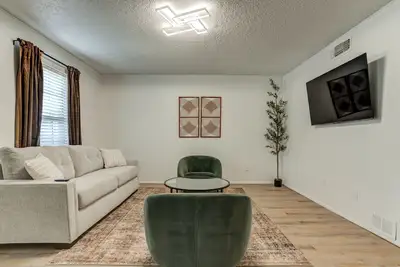 Image de 2 King beds in Central Location-sleeps 5!