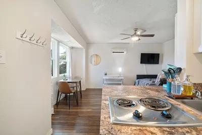 Image de Bastrop Bungalow: Charming studio with strong WiFi and pine trees galore