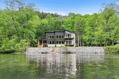 Image de Brand New! Luxurious Riverfront Retreat, Hot Tub, 6 Guests 10 Min to Blue Ridge