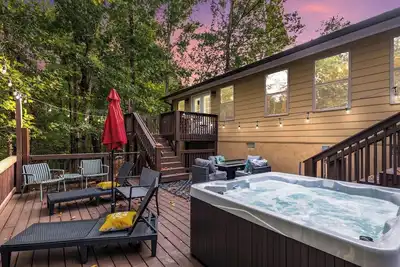 Cozy 4bd lakefront home in Lake Lanier w/ HotTub, FirePit, Private dock, Wifi