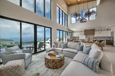 Image de Infinity Pool Over Looking Magen's Bay and the Bvi- Island Serenity
