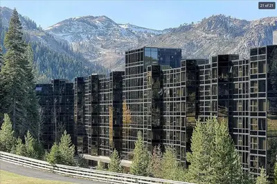 Image de Ski in/Ski out Fireplace condo in Everline at Palisades Tahoe in Olympic Valley
