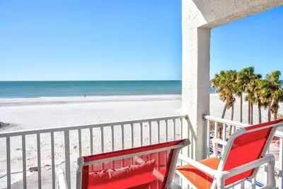Image de Gulf Front Oasis with Dual Balconies, Heated Pool & Stunning Sunset Views in Madeira Beach