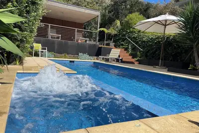 Image de Spacious resort home in peaceful setting with cabana, pool & spa 650m from beach