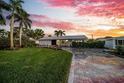 Image de Gorgeous beach 3 bed, cottage, pool, hot tub, steam shower, 1 mile to beach!