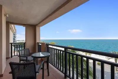 Chic 2br Apartment with Spectacular Sea Views