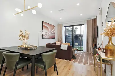 Image de 'Gold' - A Private Oasis