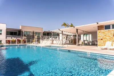 Image de Central Palm Beach location, secure residence, onsite parking, unbeatable coastal lifestyle.