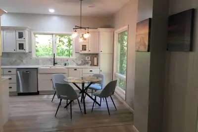 Image de Newly Renovated Wooded Oasis & Spa Near Ou's Campus in Athens