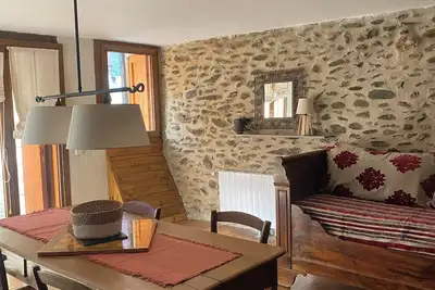 Image de Un cocon tout en pierre à 10 min des bains chauds et des chemins de randonnée.