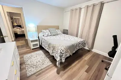 Image de Charming 2 bedroom house 5 miles from Logan Airport/ Boston. Walking to train.