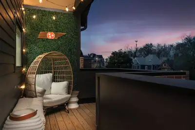 Image de Vibrant townhome near downtown, breweries & campus