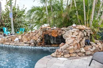 Image de Grotto Pool House: Premium 3-Bed Villa w/ Private Pool, 5 Min to Img