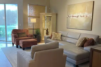 Image de Newly renovated 2-bedroom Coach Home in Golf Community near the Beach
