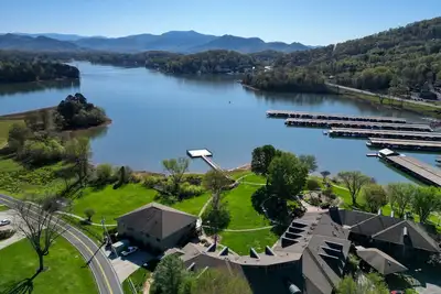 Image de 3-bed, 2 bath lakefront condo in beautiful Young Harris directly on Lake Chatuge