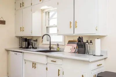 Image de Sunlit Serenity: Elegant Escape in McKennan Park, Sleeps 8