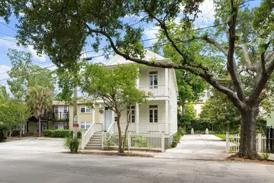 Image de 6 Bedroom Duplex - 3 Blocks to King Street