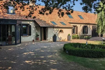 Image de charmante Longere avec jardin arboré