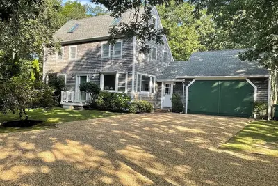 Image de Updated cozy home, tranquil neighborhood yet close to everything in Edgartown!