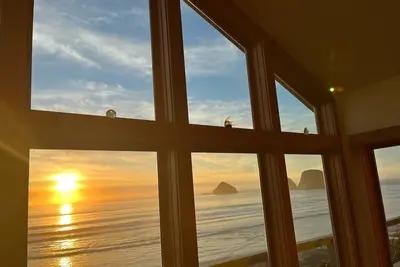 Image de Beach, Please! \nModern Oceanfront Haven