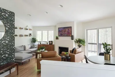 Image de New, Beautifully Updated Dodecagon Home with Game room!