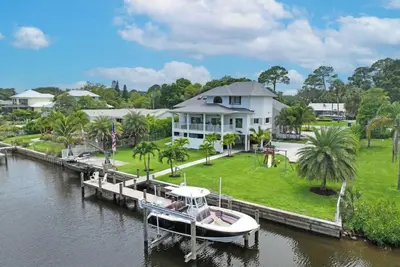 Image de Stunning Water Front River House with Gourmet Kitchen & Large Boat Dock!