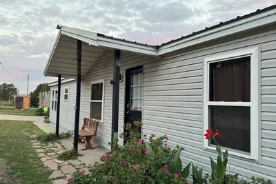 Image de Pet friendly 4 bed 2 bath hot tub, outdoor shower, stage & rv sites for groups