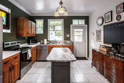 Image de Spacious Historic Home • 4 King Beds • Firepit • Fenced Yard • Close to Otr