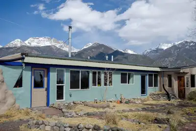 Image de Earthship & Vintage Trailer with Stunning Views