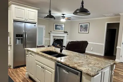 Image de Charming 4-bedroom farm house retreat where luxury meets nature in Smithfield.