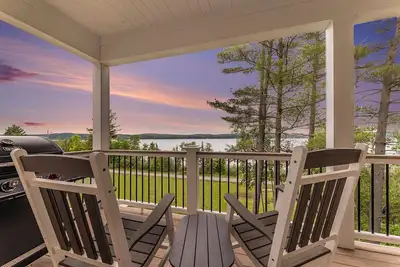 Image de Luxe Lakefront Living on Stunning Crystal Lake in Benzonia, Mi