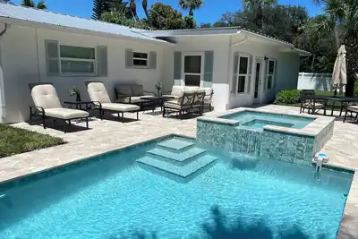 Image de Sun drenched 3-bedroom house in central Vero Beach with new pool /hot tub