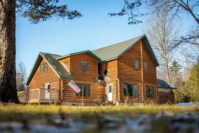 Image de Woodland Haven: Serene Log Retreat with Sauna