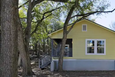 Image de Cozy bungalow in the woods, across from Texas State University!