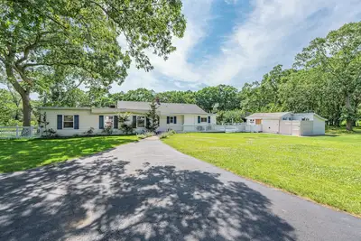 Image de Southold Waterfront Home with Outdoor Adventures & Scenic Views
