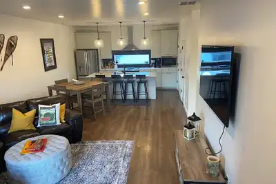 Image de Luxury Brand New 3 bed - 3. 5 bath Townhome - 12mins to Snowbasin! !