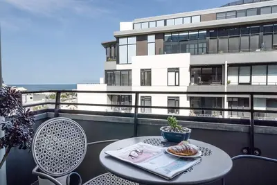 Image de StayCentral - Portside (Port Melbourne) - Bay Street Port Melbourne - 2 Bedroom, 2 Bed, 1 Bathroom, 1 secure parking spot.