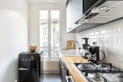Image de 2 pièces tout équipé, rénové à neuf, style industriel