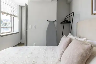 Image de Landing at Lofts at American Life - 1 Bedroom in Central City